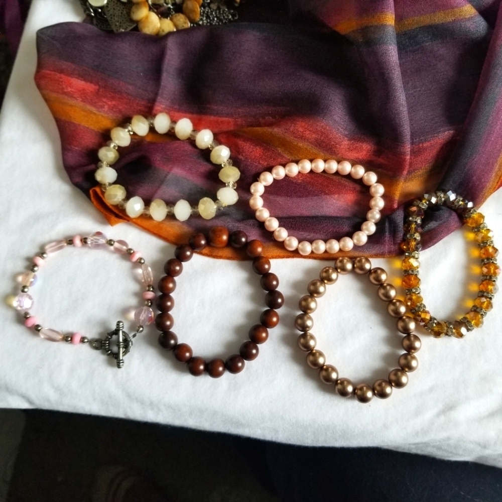 6 Elastic Beaded Bracelets Pre -Owned Great Used Condition Acrylic & Wood Beads